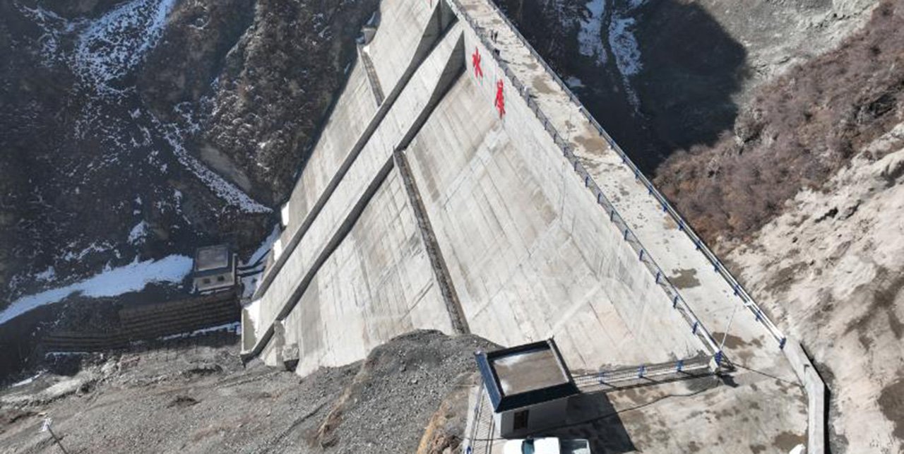 dam built with pozzolan cement