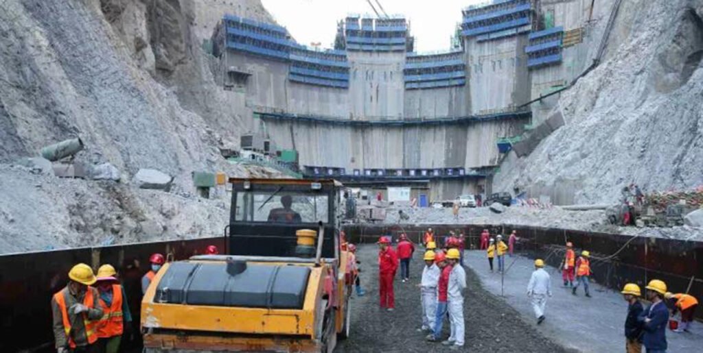 Large hydraulic structures Dam using low heat cement
