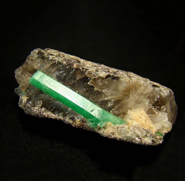 Beryl crystal raw material for grinding