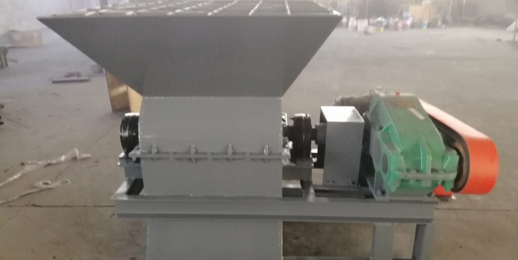 How can a urea lump breaker crusher easily crush urea lumps to an ideal fineness through customized cutter head design