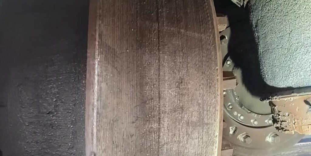 Regular maintenance of vertical roller mill grinding roller 