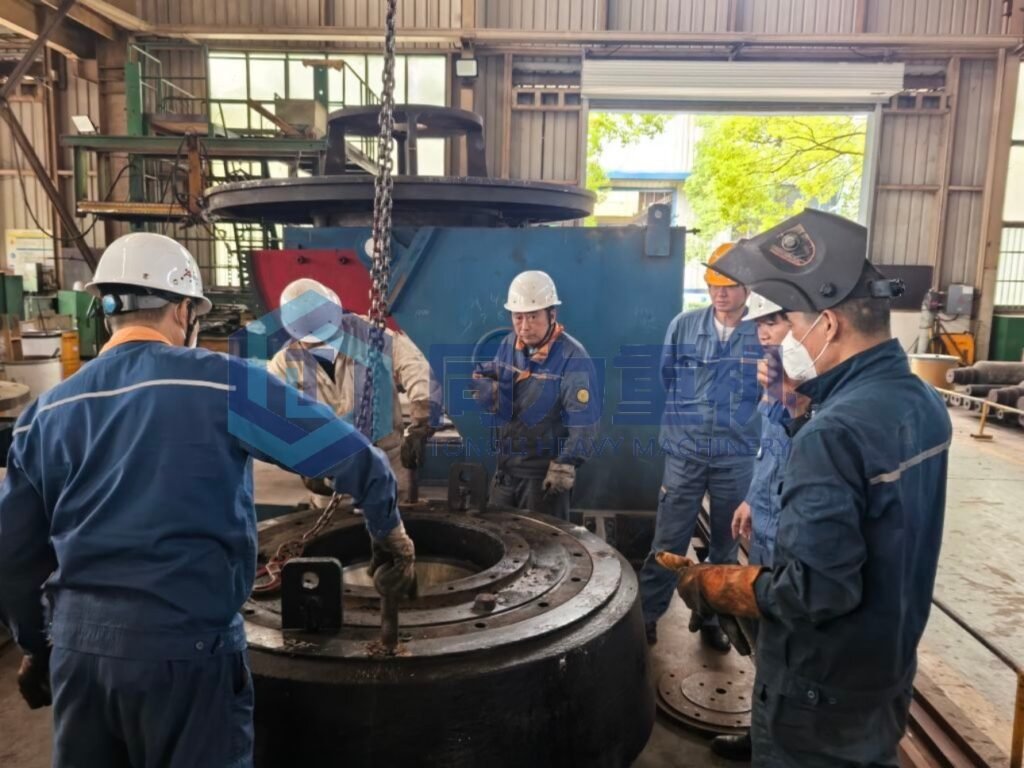 bowl-type grinding roller sleeve installed or replaced outside the VRM grinding chamber 