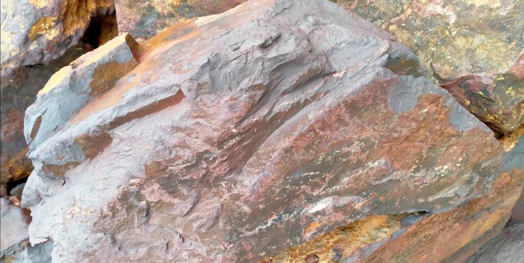 Limonite Properties – Yellow-Brown Iron Ore Structure and Composition