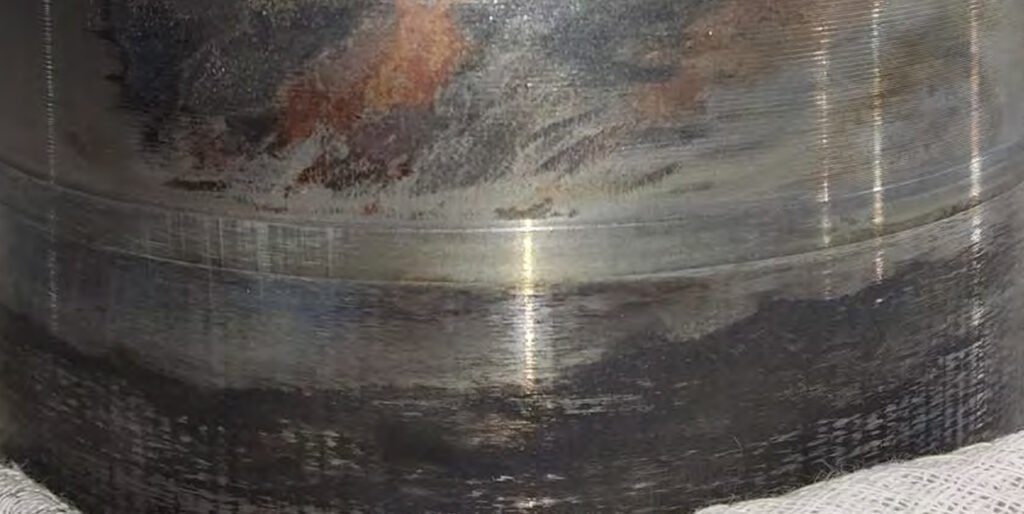 Fretting corrosion of the lower bearing seat