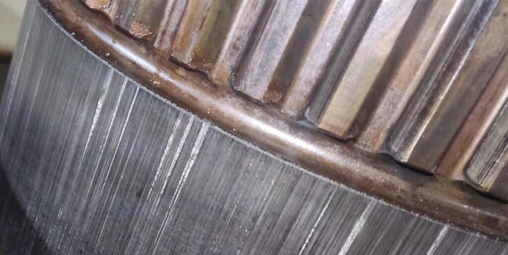 Carrier shaft: After dismantling the turntable, burrs were found on the carrier shaft and turntable.